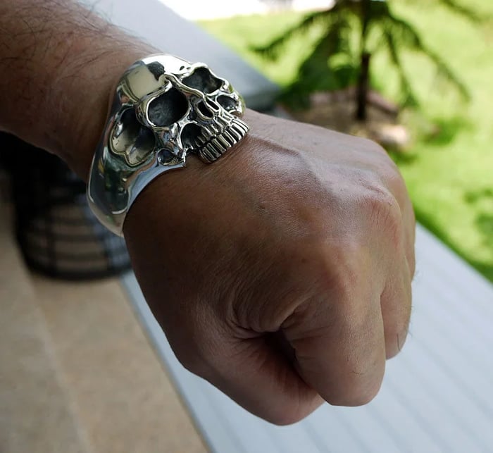ShadowSkull - Bold Skull Bracelet - Levora